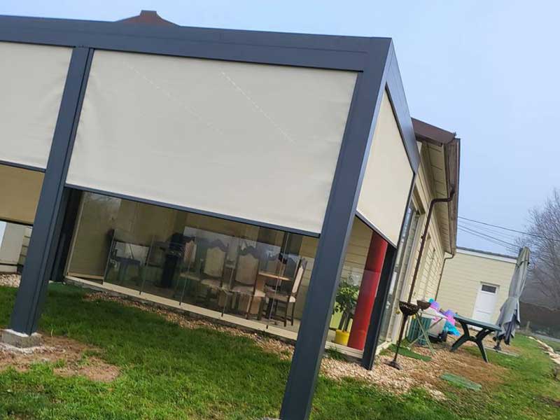 Pergola avec stores verticaux rétractables installée à Fronsac proche de Libourne | Menuiserie Gerbeaud David