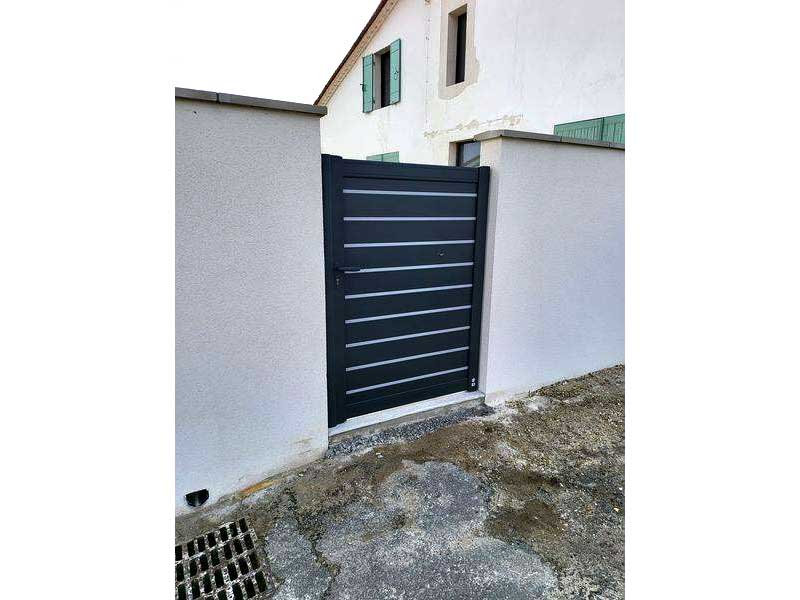 Pose d'un portail coulissant avec motorisation solaire et d'un portillon aluminium à Langon | Menuiserie Gerbeaud David