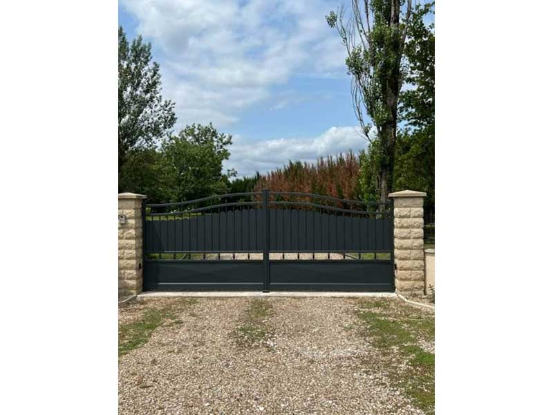 Installation d'un portail en aluminium sur la commune de Coutras proche de Libourne | Menuiserie Gerbeaud David