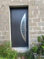 Installation d'une porte d'entrée en aluminium en gris anthracite à Libourne