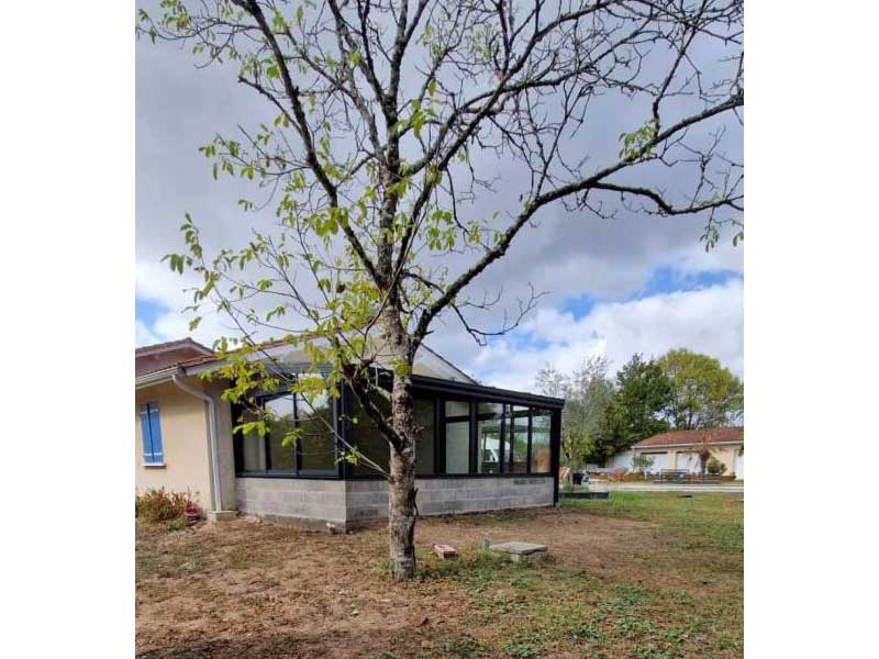 Installation de véranda sur mesure en aluminium gris anthracite en extension de séjour à Libourne | Menuiserie Gerbeaud David